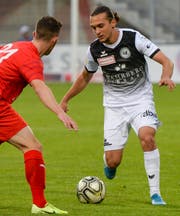 Wils Bledian Krasniqi (rechts) versucht den Vaduzer Pius Dorn zu umspielen. (Bild: Jan Wegmann)