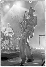 Shabaka Hutchings mit The Comet Is Coming. (Bild: Jazznojazz)