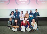 Die Jury, das Organisationskomitee und die Gewinner der goldenen Kirsche freuen sich über die erfolgreichen Zuger Filmtage. Insgesamt drei goldene Kirschen wurden vergeben . (Bild: Jan Pegoraro, Zug, 2. November 2019)