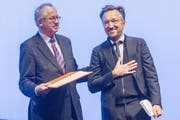 Lukas Bärfuss nimmt von Ernst Osterkamp, dem Präsidenten der Akademie für Sprache und Dichtung, die Büchnerpreis-Urkunde entgegen. (Bild: EPA/Alexander Heimann)