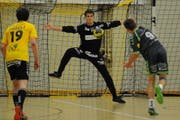 Der Altdorfer Keeper Jan Dittli pariert gegen Muotathal einen Siebenmeter. (Bild: Urs Hanhart, Altdorf, 2. November 2019)