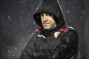 Ernüchterung pur bei Stéphane Henchoz: Er ist nicht mehr Trainer beim FC Sion. (Bild: Keystone)