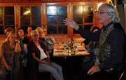 Kurt Fröhlich erzählte zwischen den Speisegängen faszinierende Märchen. (Bild: Michael Hug)