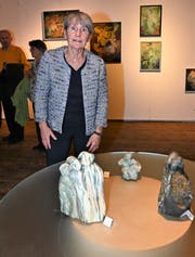 Kunst auf dem Landenberg: Hanna Furrer zeigt ihre verwandelten Steine, hier «Nach dem Fest». (Bild: Romano Cuonz, Sarnen, 2. November 2019)