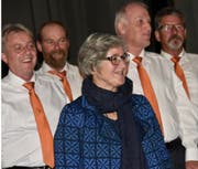 Männerchor-Dirigentin Anni Forrer hat die Sänger im Griff. (Bild: Heidy Beyeler)