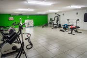 Auch einen Fitnessraum bietet die Moschee. (Bild: Andrea Stalder)