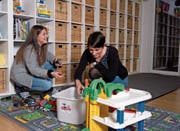 Leiterin Daniela Bucheli (rechts) und ihre Stellvertreterin Vanessa Wuersch in der Kita Zauberloki. (Bild: Maria Schmid ,Steinhausen, 24. Oktober 2019)