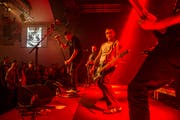 Die Punkrocker von Tüchel bei einem Konzert in der Grabenhalle, die ab 2020 höhere Subventionen erhalten soll. (Bild: Coralie Wenger, 2. November 2013)