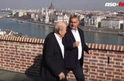 Premier Viktor Orban auf dem Balkon seines Regierungssitzes hoch über der Donau - mit seinem Schweizer Gast, Ex-Fifa-Präsident Sepp Blatter. (Bild: nso.tv)