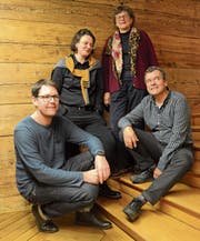 Verkörpern die Kulturstiftung in ihrer ganzen Bandbreite: Jürg Waidelich (Angewandte Kunst/Design), Vera Marke (Bildende Kunst/Architektur), Barbara Auer und Peter Surber (Literatur/Theater/Tanz).Bild: PAG