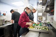 Blick in einen Lehrlingsevent der Gastroverbände Nidwalden und Obwalden: Jugendliche beim Testkochen für die Abschlussprüfung. (Bild: Corinne Glanzmann, Stansstad, 4. April 2017)