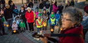 Kinder mit Raebeliechtli in Grub SG. (Bild: Michel Canonica - 4. November 2015)