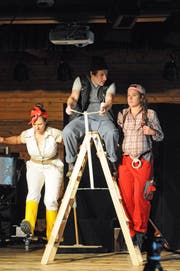 Lena Wälly (mit rosa Cap), Claudia von Grünigen (mit Kopftuch) und Michael Fuchs. (Bild: Michael Hug)