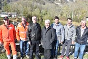 Vertreter des Bauunternehmens, der Bauherrschaft Zweckverband Rheintaler Binnenkanal (in der Mitte Präsident Roland Wälter), des Ingenieurbüros und der Sennwalder Gemeindepräsident Peter Kindler (ganz rechts) beim symbolischen Spatenstich.
