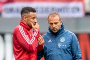 Hansi Flick (rechts) wird die Bayern mindestens für die nächsten beiden Partien betreuen - vielleicht auch länger. (Bild: Keystone)