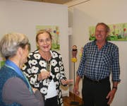 Die Künstlerin Marlis Flühler-Christen (Mitte) diskutiert mit den Vernissagegästen Josef und Bernadette Gabriel. (Bild: Sepp Odermatt, Buochs, 2. November 2019)