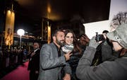 Bei den Swiss Music Awards 2019 posiert Bligg mit einem Fan. Bild: Roger Grütter (Luzern, 16. Februar 2019)