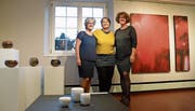 Bis 17.November zeigt die Galerie am Nollen die Ausstellung «Elementares» mit Keramiken von Jolanda Sigg (links) und Gemälden von Theres Menzi (rechts), Mitte: Galeristin Claudia Wenger. Bild: Carola Nadler