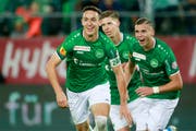 Torschütze Silvan Hefti, Cedric Itten und Ermedin Demirovic jubeln nach dem Goal zum 3:0 gegen Sion. (Bild: Freshfocus)