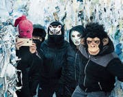 Masken und iPhone: Die Markenzeichen der Ökorebellen. Bild: Netflix