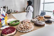 Die Frauen haben für den Tag der offenen Tür traditionelle Desserts gebacken.(Bild: Andrea Stalder)