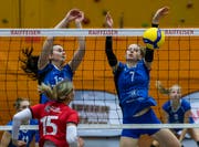 Die Obwaldnerin Claire Mackenzie (unten) wird von den Luzernerinnen Adrijana Smiljkovic (links) und Emma Schepers geblockt. Bild: Patrick Hürlimann (Sarnen, 3. November 2019)