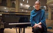 Die Pianistin Simone Keller nach einem Konzert für Schulklassen in der Tonhalle St.Gallen. Bild: Lisa Jenny