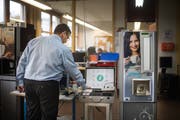 Leomat-Geschäftsleiter Daniel Büchel demonstriert den Handvenenscanner. (Bild: Benjamin Manser / Tübach, 4. November 2019)