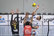 Volley Luzern mit Dominik Fort (am Ball). Bild: Manuela Jans-Koch |