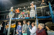 Ein Als-ob-Theaterabend voller Ironie: Das Theagovia Theater spielt «Der Kater». Thematisch passend wurde dieses Bild von Regisseurin Michaela Bauer extra inszeniert, denn im Stück sieht man sonst nicht alle Spielerinnen und Spieler zugleich auf der Bühne. (Bild: Andrea Stalder)