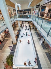 Die Kunststoff-Eisbahn als Attraktion für die Besucher des Emmen-Centers. (Bild: PD, 23. Januar 2019)
