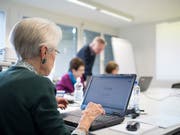 Eine Seniorin an einem Computerkurs. Die Industriestaatenorganisation OECD empfiehlt der Schweiz, das Rentenalter zu erhöhen. (Bild: KEYSTONE/CHRISTIAN BEUTLER)