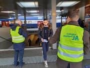 Unübersehbar stehen die Verteiler des Vereins Campus Wattwil am Rapperswiler Bahnhof. (Bild: Ruben Schönenberger)