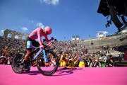 Am 2. Juni fuhr Richard Carapaz als Sieger des Giro d’Italia im römischen Amphitheater in Verona ein. (Bild: Alessandro Di Meo/EPA)