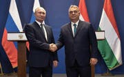 Zwei umstrittene autoritäre Staatschefs: Viktor Orban (rechts) traf sich vergangene Woche mit Russlands Staatspräsident Vladimir Putin. (Bild: EPA/Alexei Nikolsky)