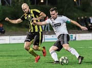 Emmenbrückes Manuel Riedweg (links) gegen den Willisauer Topskorer Christian Binde, der sogleich das Tor zum 1:0 markieren wird. Bild: Patrick Hürlimann (Emmenbrücke, 2. November 2019)