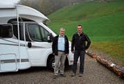 Josef Keller (links) und Werner Messmer sind die Initianten des Wohnmobilstellplatzes Jddaburg, der Platz für zehn Wohnmobile bietet und auf dem Gähwiler Skiliftparkplatz angelegt ist. (Bild: Beat Lanzendorfer)