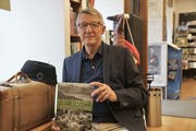 Autor Andreas Anderhalden inmitten von Gegenständen von damals in der Buchhandlung. (Bild: Romano Cuonz, Sarnen, 29. Oktober 2019)