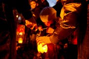 Räbeliechtli müssen heute nicht mehr zwingend aus Räben geschnitzt sein. An vielen Orten wird es auch aus alten Pet-Flaschen gebastelt. (Bild: Urs Bucher)