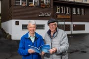 Autor Fredy Vogel (links) mit dem Olympiabronze-Gewinner Kurt Müller vor der ehemaligen Schiessanlage Chut. (Bild: Philipp Schmidli, Kriens, 31. Oktober 2019)