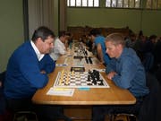 Konzentriert am Brett: Turniersieger Roger Moor (rechts) gegen den Hergiswiler Olaf Nazarenus.Bild: Kurt Liembd (Luzern, 3. November 2019)
