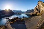 Ein Postauto fährt auf der Linie Altdorf - Isenthal. Diese soll künftig den Kantonsbahnhof ansteuern. (Bild: Philipp Schmidli, März 2017).