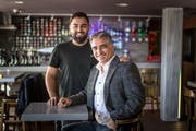 Orhan Dogan (rechts) und Sohn Dogus in der Kränzlin-Bar. (Bild: Michel Canonica)