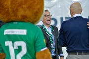 Matthias Hüppi freut sich zusammen mit Peter Zeidler und Maskottchen Gallus über das 3:0 gegen Sion. (Bild: Ralph Ribi)