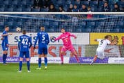 FCL-Torhüter Marius Müller und dessen Vorderleute Darian Males, Idriz Voca und Lucas Alves sind in Schockstarre, während Lugano-Torschütze Mijat Maric (rechts) die 1:0-Führung bejubelt. (Bild: Martin Meienberger/Freshfocus, Luzern, 3. November 2019)