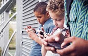 Ein Thema der Schulsozialarbeit: Der Umgang mit dem Handy und den sozialen Medien ist für Kinder oft problematisch. (Bild: Fotolia)