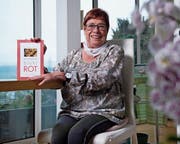 Annemarie Setz-Frey mit ihrem Buch: «Ein Kaktus blüht rot».Bild: Maria Schmid (Hünenberg, 30. Oktober 2019)