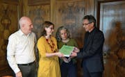 Leo Amstutz, Jeannette Mauron und Doris Hellmüller von den Grünen Nidwalden (von links) übergeben die Unterschriften an Landschreiber Hugo Murer. (Bild: Martin Uebelhar, Stans, 4. November 2019)