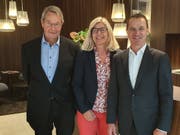 Viktor Furrer (links) und Brigitta Stocker (beide Pro Senectute Nidwalden) mit Kantonalbank-CEO Heinrich Leuthard. (Bild. PD)