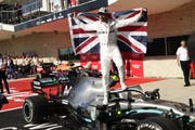 Lewis Hamilton feiert seinen sechsten Weltmeistertitel. (AP Photo/Eric Gay)